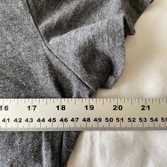 Under Armour Women's Gray Casual Athletic T-shirt Size Large - Picture 5 of 10